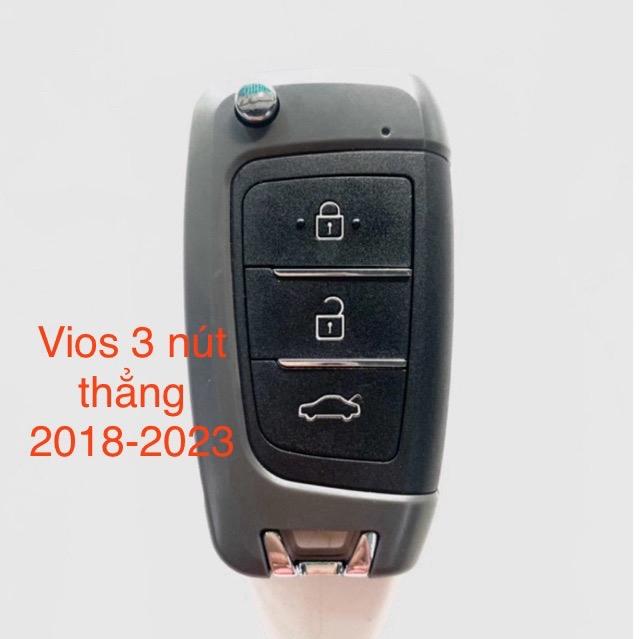 Chìa khoá gập Toyota Vios 3 nút 2018-2023 có mạch remote cài tay trên xe