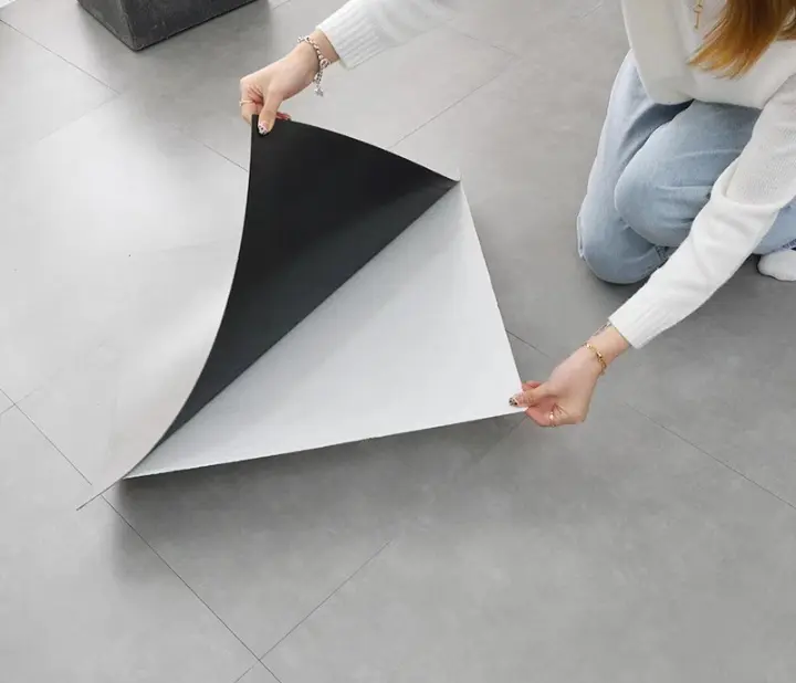 sàn nhựa xi măng vuông keo sẵn kích thước 45x45cm 3