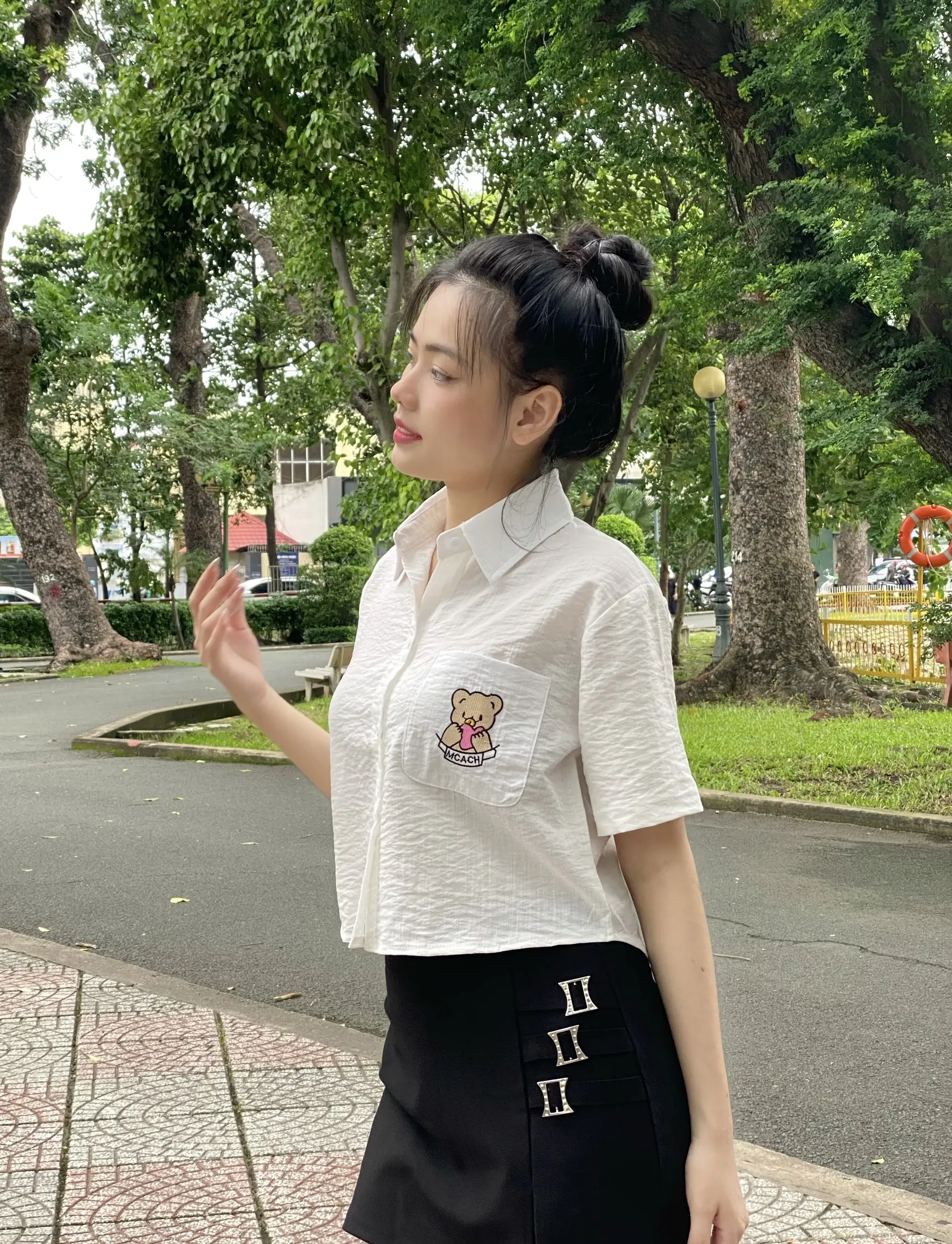 Áo Sơ Mi Nữ 1 Túi Thêu Gấu , Áo Tay Ngắn Phong Cách Croptop " nhắn tin shop lựa màu nha chị" Women Đen
