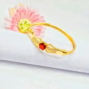 GELANG TANGAN BANGLE GOLD PREMIUM PERMATA MERAH DELIMA DAN HIJAU ZAMBRUD MEWAH DAN ELEGAN  ASESORIS FASHION PEREMPUAN HARIAN PERHIASAN JEWELLERY EMAS SILVER ROSSGOLD PERMATA ANTI LUNTUR TERBARU VIRAL UMKM BELI LOKAL charleskeith bracelet