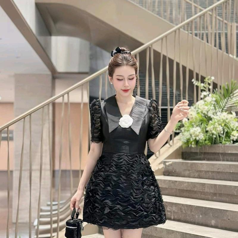 Đầm ren cổ V kèm hoa cài áo 1