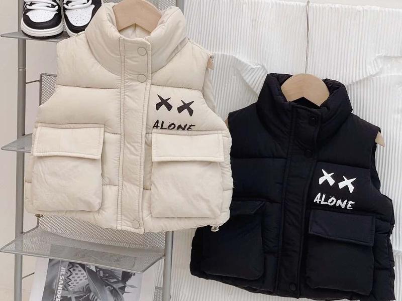 [MẸ THÓC] áo bé trai, bé gái: áo gile phao trần bông in chữ ALONE khóa có khuy bấm túi hộp hàng QCCC by KID CLOTHING