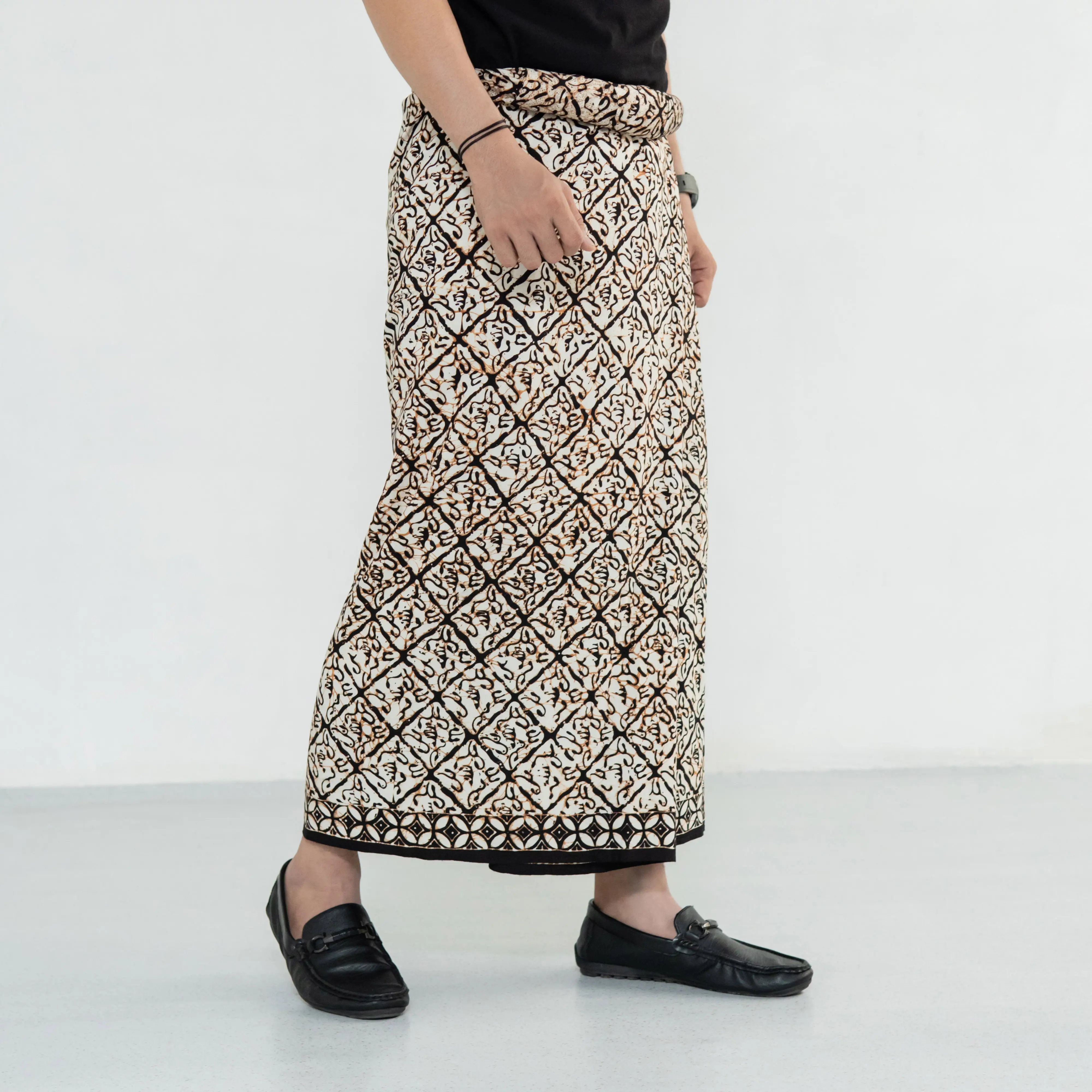 Sarung Batik Cap Asli - [BAHAN RAYON EKSKLUSIF] Batik HUM - Sarung Muslim Dewasa Motif Santri Pekalongan Pria Kain Semi Tenun Katun Bukan Printing Hitam