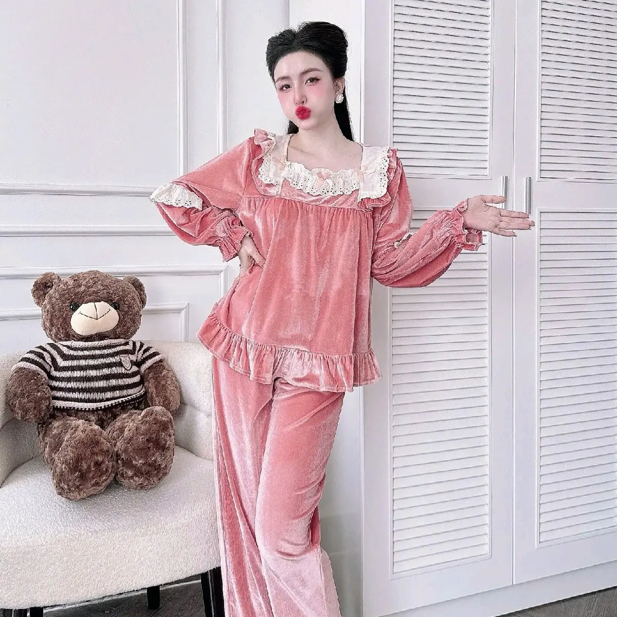 Bộ Ngủ Tiểu Thư Cổ Vuông Vải Nhung có size(45-60kg)và ( 60-75kg) Quần Dài Tay Áo Dài, Chất Vải Nhung Màu Đen,Đỏ,Hồng  ShopThuyPijama Nữ Voi Áo Women Sen