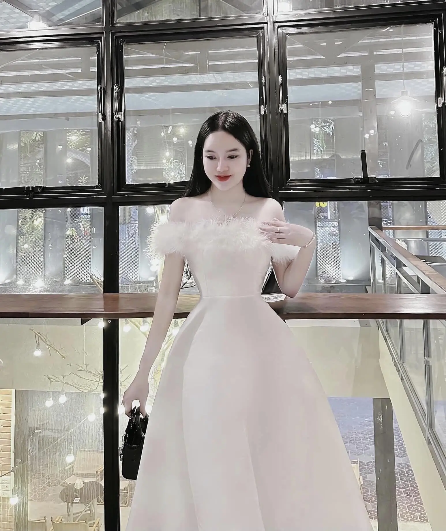 Đầm đi tiệc trễ vai chất tafta phối lông vũ dáng xòe dài freesize A259