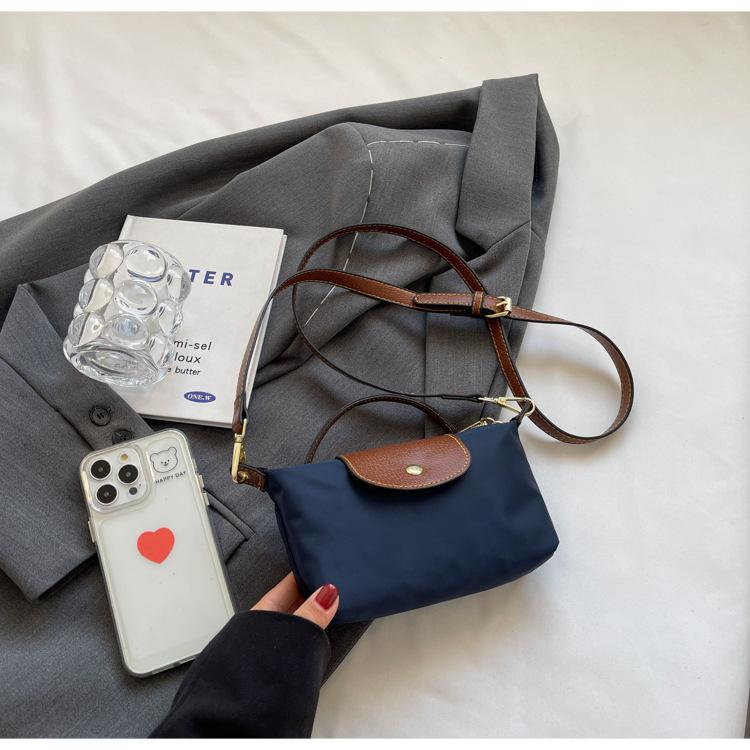 Product Introduction of Retro Explosions Handbag Shoulder Crossbody Bag Carrying High-grade Nylon Jiaozi Bag. 12