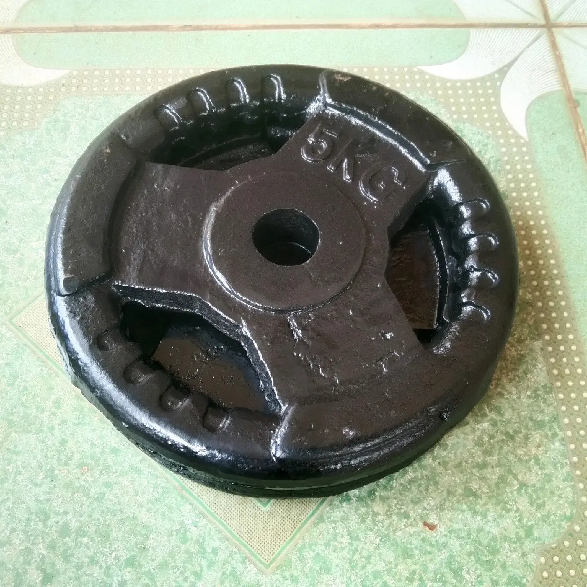 Bánh tạ 5kg gang đúc lỗ phi 27 phủ sơn đen.