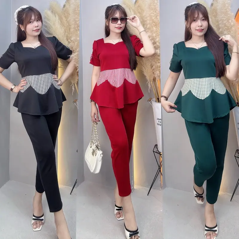 BIGSIZE 60-95kg—Sét bộ dễ thương tay đính bông  hai bên ,quần 9 tất áo phom peplum phối caro ,,Chất Liệu Thun Poly Co Giãn Thoải Mái,Trang Trí Nút Lạ Mắt Nhung Women Nữ Top 0