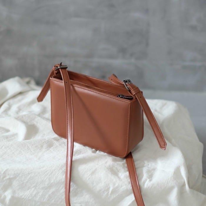 Tas Slempang Wanita LALA Simple Sling Bag Wanita Terbaru Bahan Kulit  Sintetis Miniso Kokoh Penutup Resleting 4 Variasi Warna Terbaik Jahitan Rapih Sling Bag wanita Terbaru 2023 Tas Selempang Wanita Terbaru 2023 8