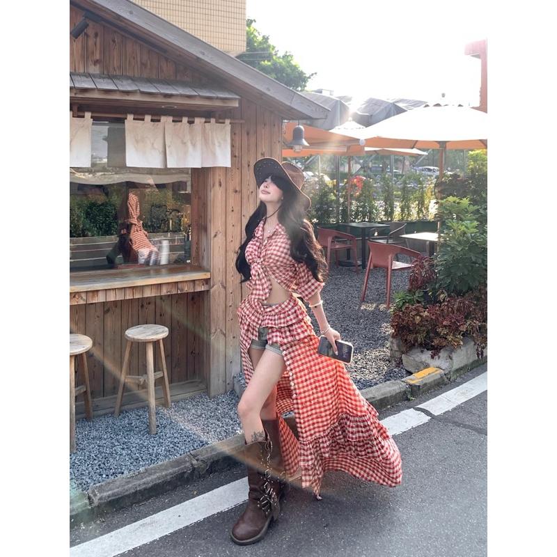 Set sơ mi croptop phối chân váy dài bèo tầng xẻ đùi caro đỏ  Set đồ nữ sang chảnh mặc đi chơi du lịch(172)