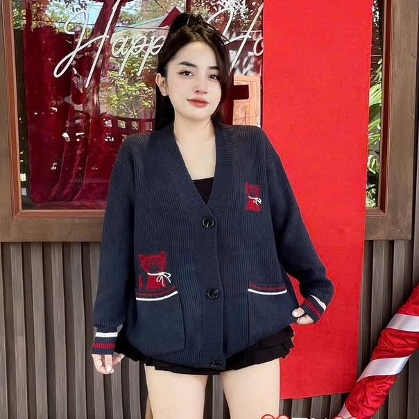  Áo khoác len  cadigan cài cúc 2 túi bên thêu hình 