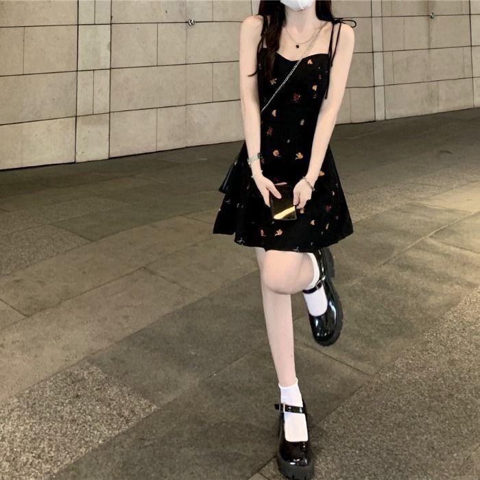 Product Introduction of 2025 Summer Dress for Women Slim Fit Floral Strap Dress Petite Sweet Spicy Short Dress New Fashionable 8