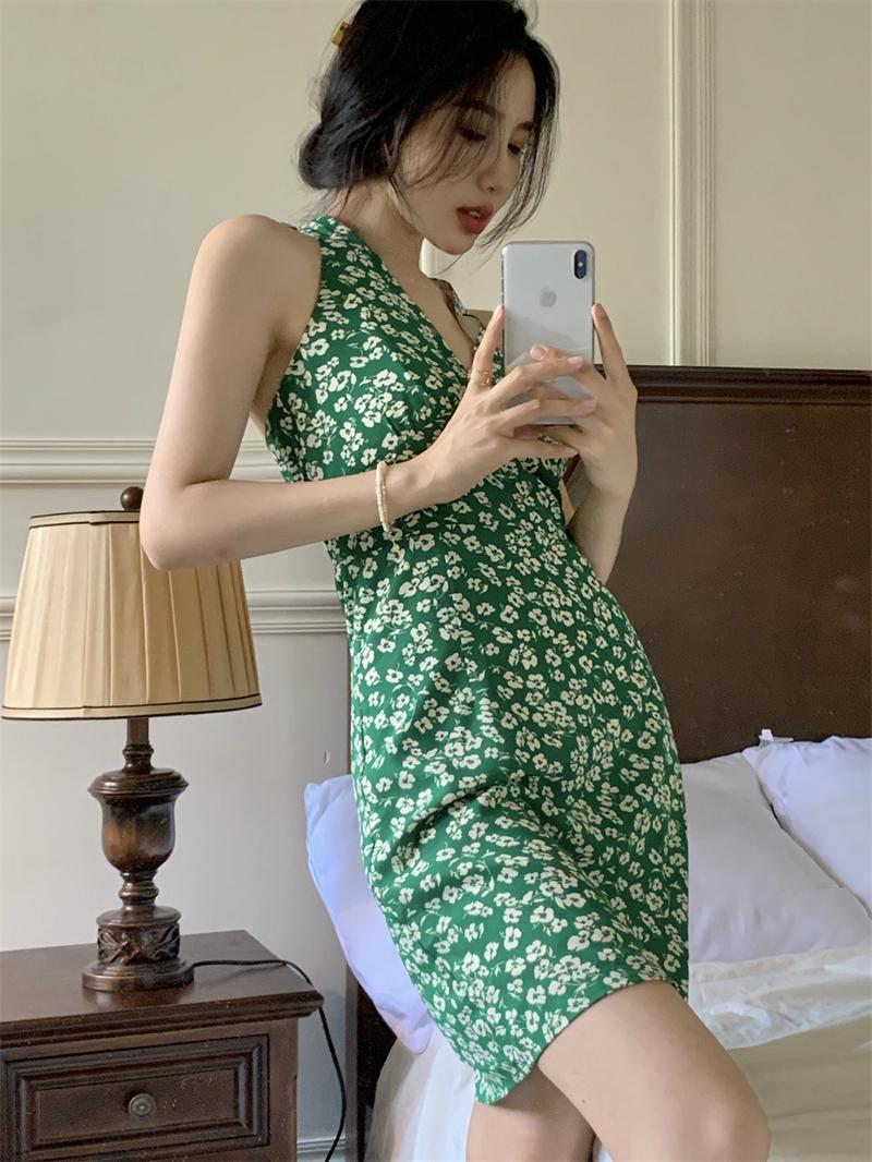 Product Introduction of Váy Mùa Hè Cho Nữ, Phong Cách Hồng Kông Cổ Điển Cổ Chữ V Cổ Yếm, Váy Chữ A, Váy Hai Dây Bó Bó Sát Hợp Xu hướng Hàng Mới Về Women Dress Khuy 3