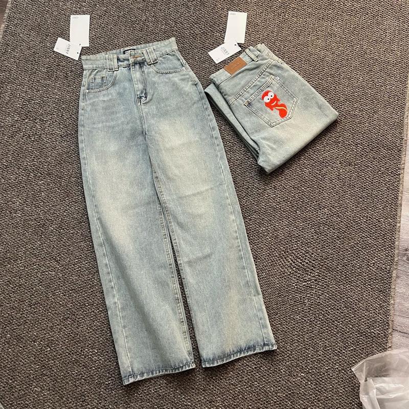 Quần jeans nữ ống suông vải qc phối thêu hình màu đỏ sau túi Q1382 dài 105cm Women wide  leg  jean