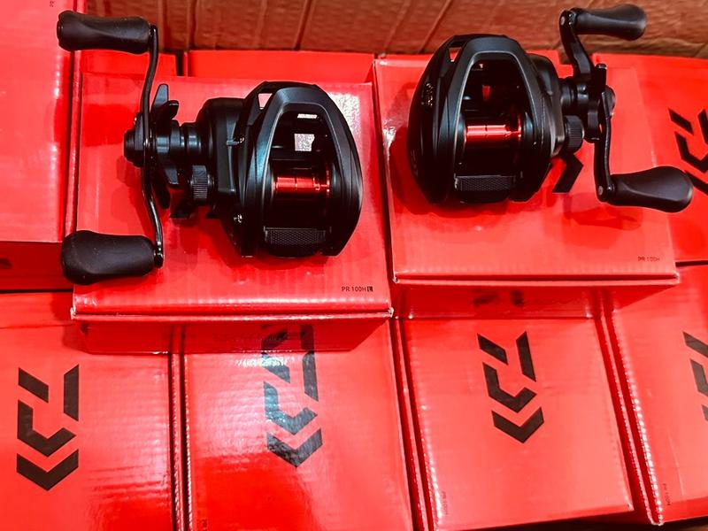 Máy câu cá-lure-ngang-casting -DAWA PR100H &100HL hàng chính hãng có tay phải và tay trái . Fishing- Đi Câu- Tay Quay Bắt Cá