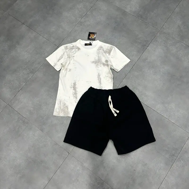 Bộ áo thun loang màu nhạt và quần short jean đen phối dây TO