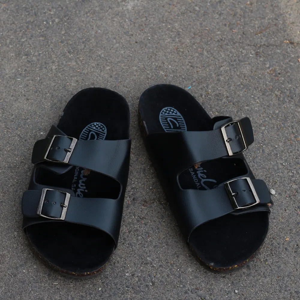 Sandal Slop Pria Dewasa Carvil Benzo 02 Matte Black Sandal Puyuh Distro Keren Sandal Romeo Pria Size 39-43 Terbaru 2024 Terlaris Hitam Sendal Jepit