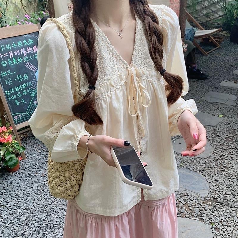 Áo sơ mi kiểu nữ dáng babydoll chất thô ren thêu hoa cổ V tay phồng phong cách vintage Lily Shirts