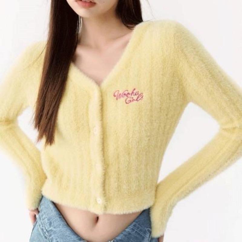 Áo len cardigan lông mềm freesize 4 màu vàng hồng nhạt trắng đen nữ tính phong cách Hàn Quốc thời trang nữ Famos 0
