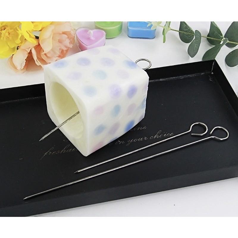 ￼Cây giữ lỗ cho khuôn nến giúp luồn bấc dễ dàng 1