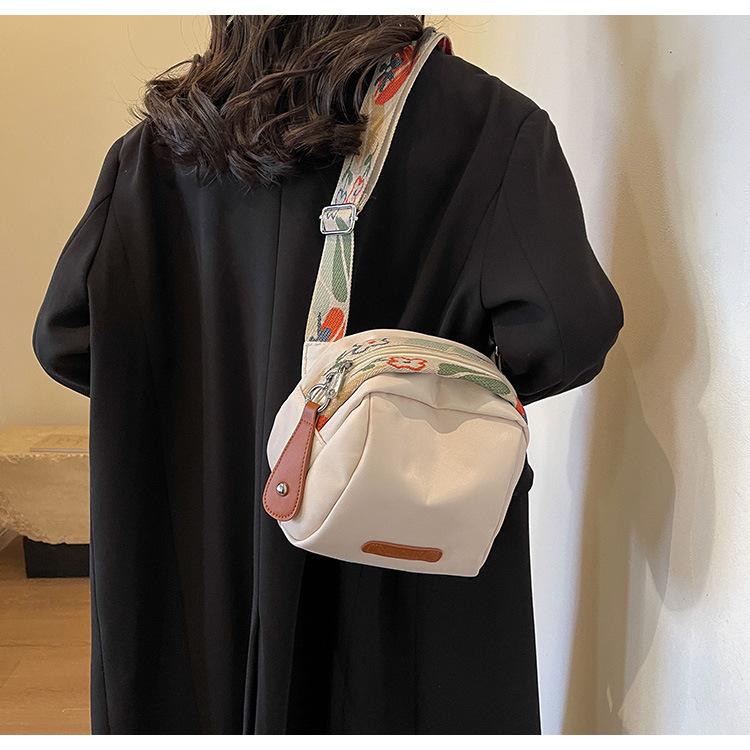 Product Introduction of Large Capacity Simple New Shoulder Small Cloth Bag Women's Messenger Bag Women's Bag Fashion All-Match Lightweight Oxford Cloth Shell Bag 18