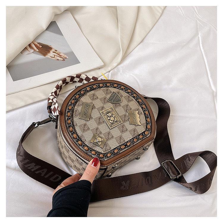 Product Introduction of Túi cốp tròn charm gấu sz20 928 5