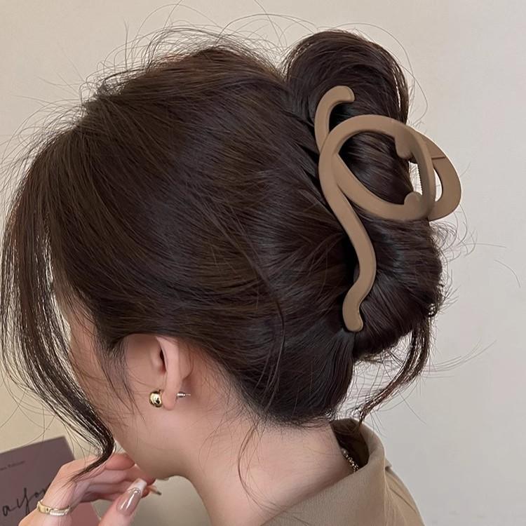 Product Introduction of Matte High-End Large Hair Claw Clip for Women, Back of Head Velvet Line Shark Clip Design, Autumn Winter Hair Accessory Hairpin 2