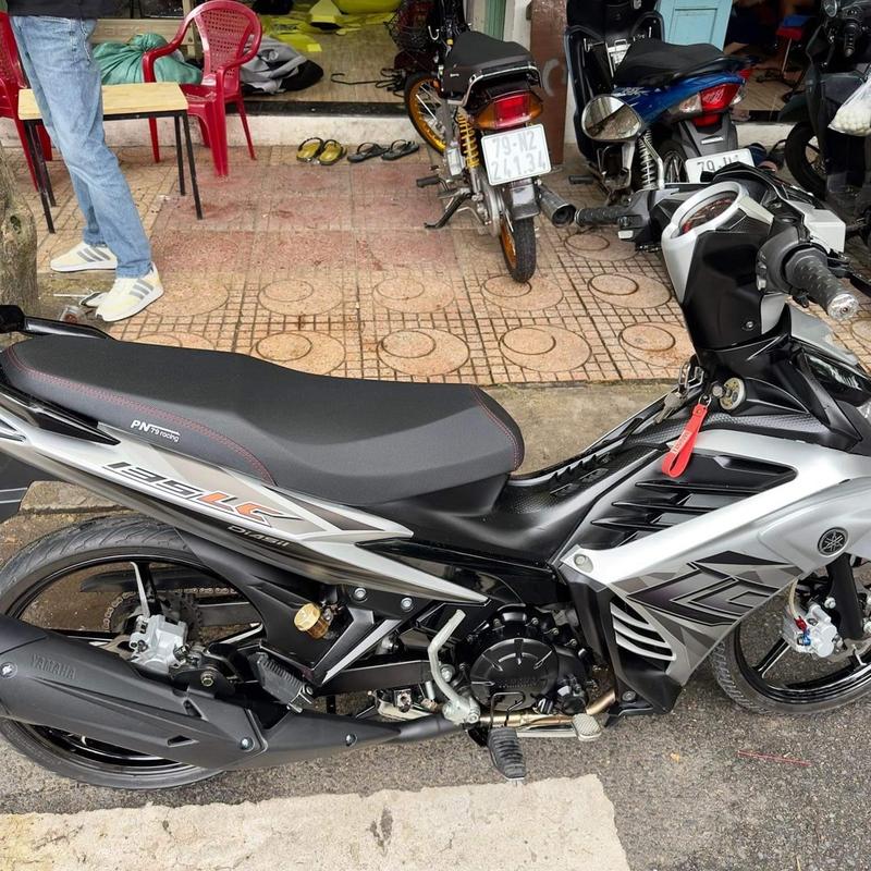 Yên ex 135 5 số gọt hai tầng mút vàng êm