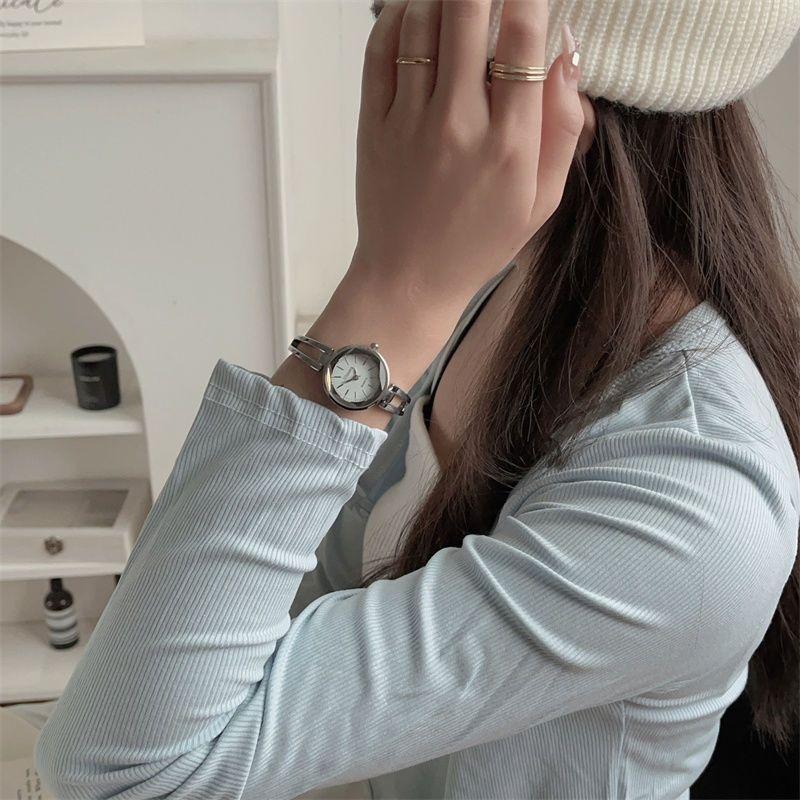 Product Introduction of Đồng Hồ Cao Cấp Phong Cách Cổ Điển, Dành Cho Nữ, Ưa Nhìn, Thích Hợp Cho Sinh Viên, Thiết Kế Đơn Giản, Duyên Dáng Và Nhỏ Gọn, Vòng Tay Tinh Tế, Phong Cách Ins 6