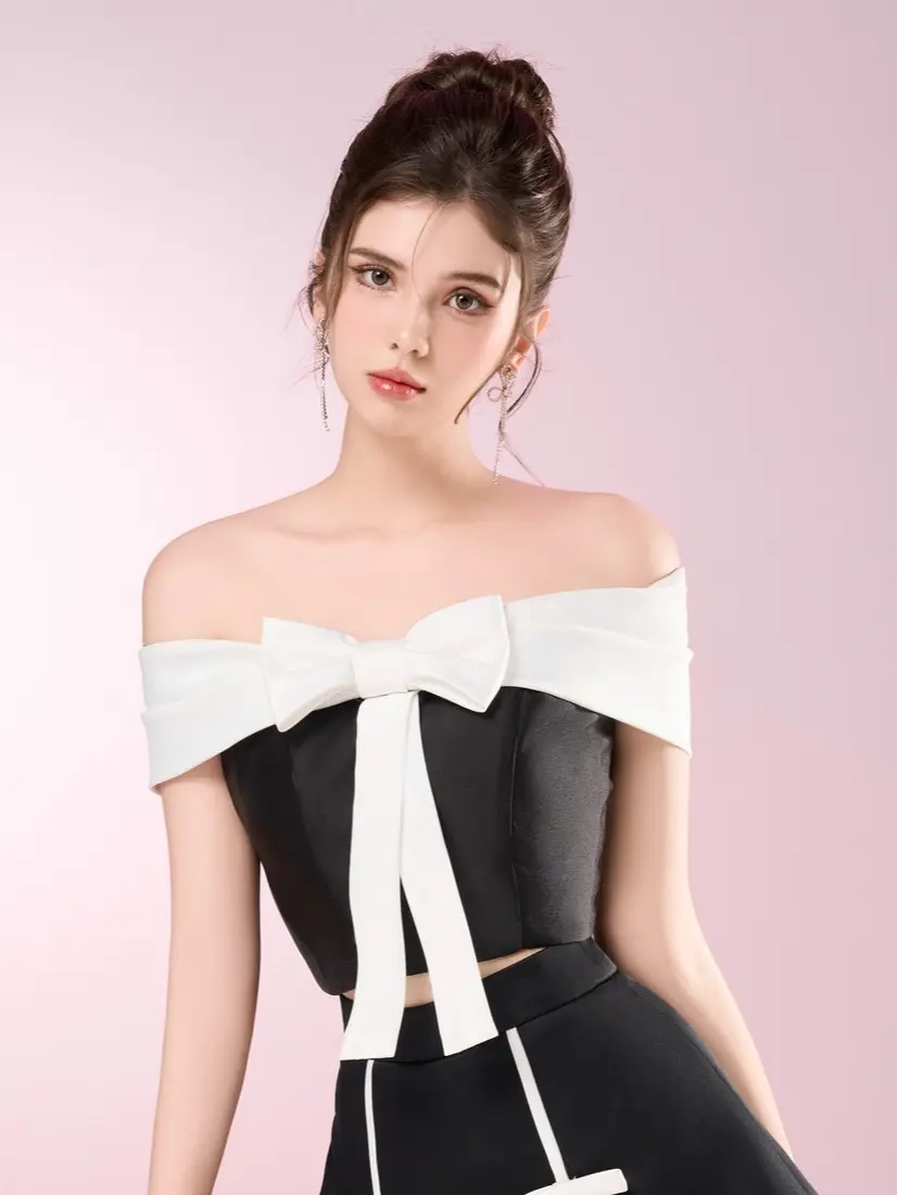 THOSE STUDIOS Áo croptop trễ vai bánh bèo màu đen phối trắng Della Top