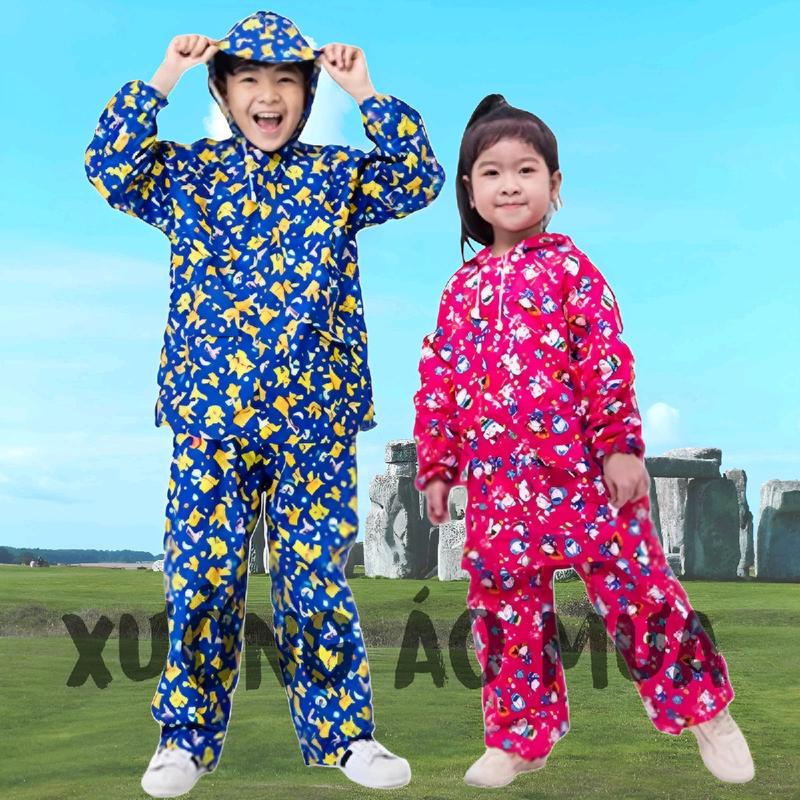 Áo Mưa Bộ Cho Bé. Chất liệu vải dù hoạ tiết siêu cute tráng PVC chống thấm tốt.