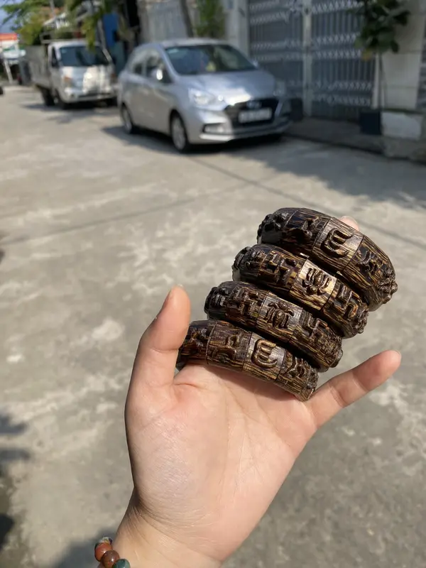 Vòng đeo tay Trầm Hương Sánh Chìm Khắc nổi Omani. Hương thơm vĩnh viễn 1