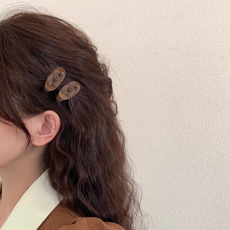 Product Introduction of Vintage Simple Style Velvet Letter Mini Hair Clip for Women Spring Summer Bangs Forehead Hair Clip Side Clip BB Clip 4