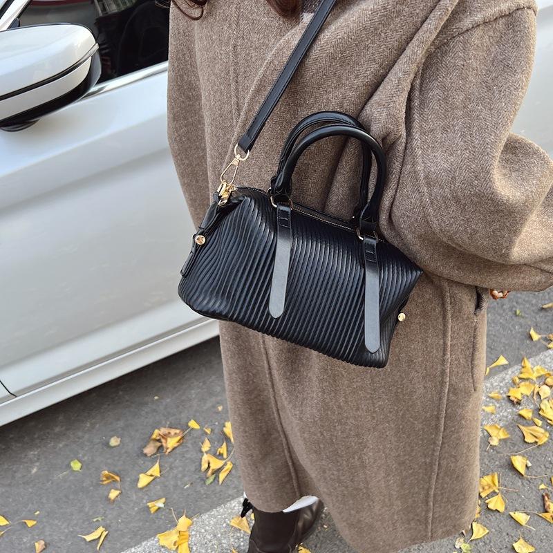 Product Introduction of High-quality Hand-held Bowling Bag Women's Autumn and Winter Simple and Fashionable Shoulder Bag Feeling Messenger Bag Bag 6609-521 21
