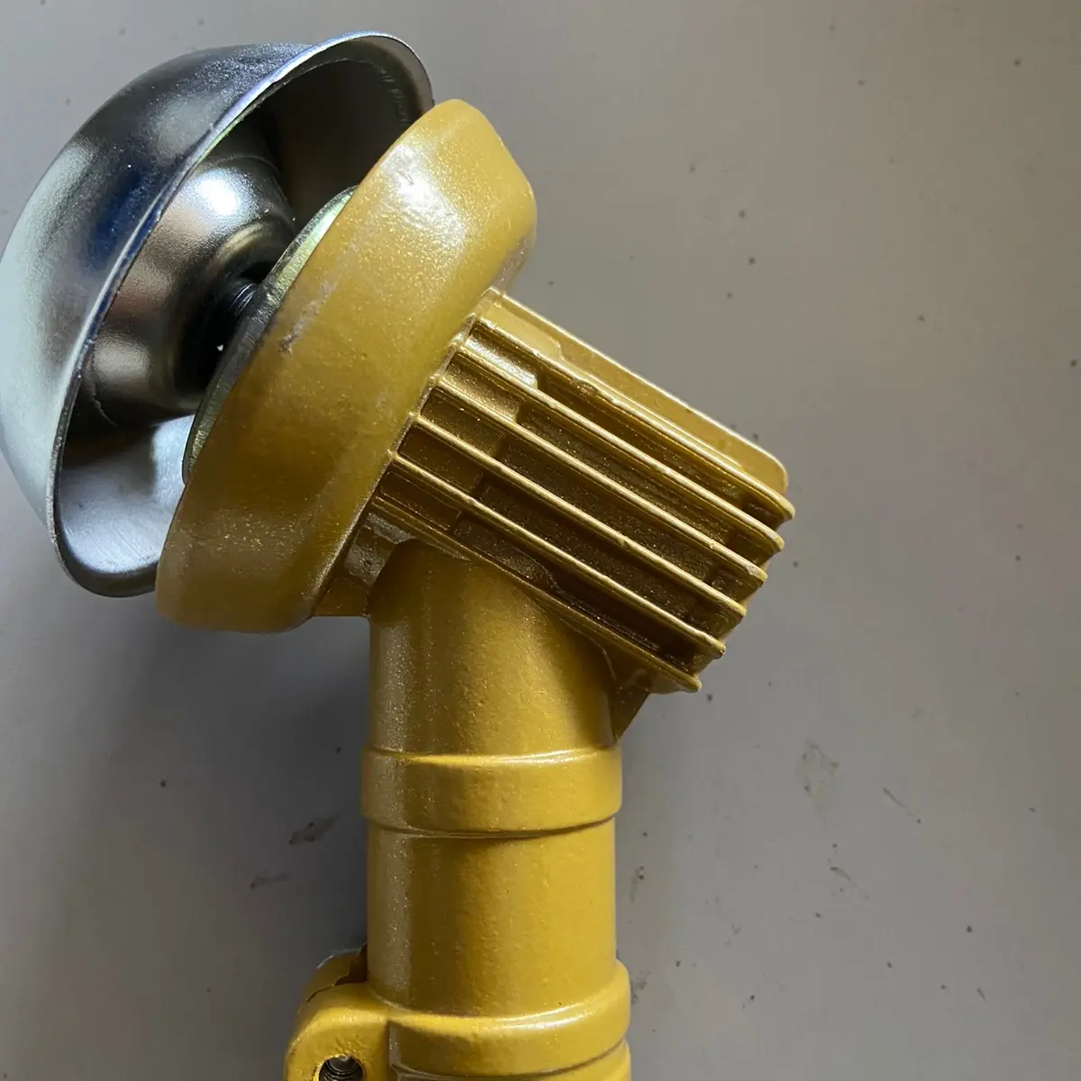 Đầu bò máy cắt cỏ 9 khía ống 27 nắp máy 330