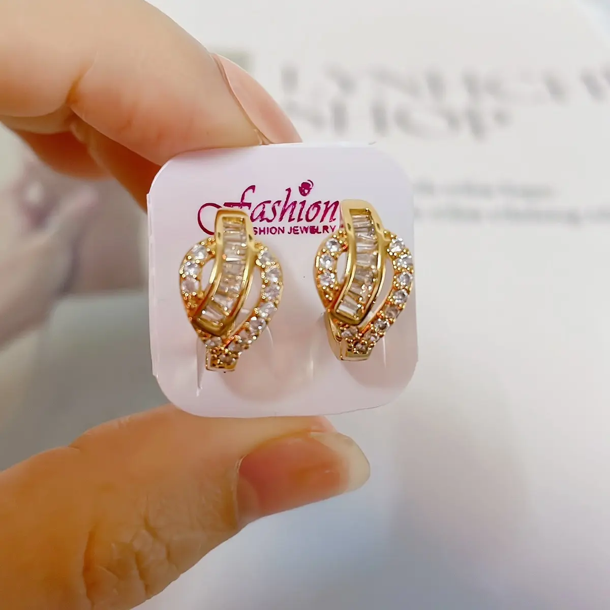 Bông tai gài may mắn đính đá