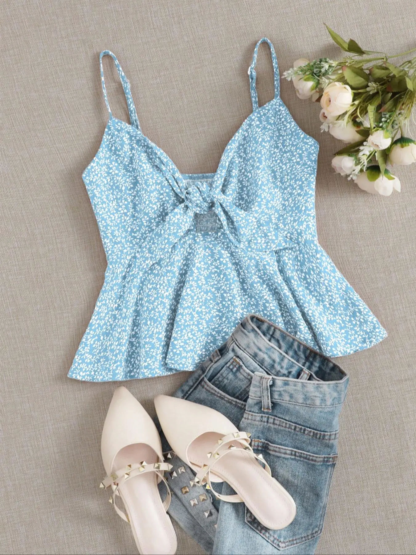 Women's Ditsy Floral Print Knot Front Cut Out Peplum Crop Cami Top, Boho Sweetheart Neck Shirred Back Sleeveless Cropped Top for Beach Vacation Holiday, Ladies Summer Clothes Valentine's Day, gift