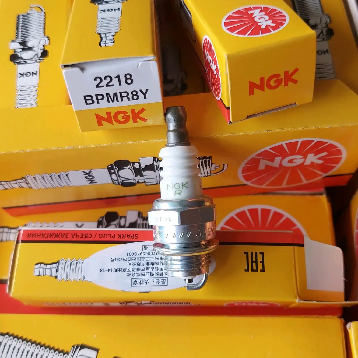 Bugi 8Y loại xịn. Buri máy cắt cỏ, máy cưa . Buri là linh kiện rất dễ hỏng bất thình lình nên khi Anh Em chúng ta đi làm việc cần có 1 con burii để sơ cua là điều chắc chắn cần thiết. Buri BPMR8Y là buri máy cắt cỏ, máy cưa tốt nhất thị trường hiện tại.