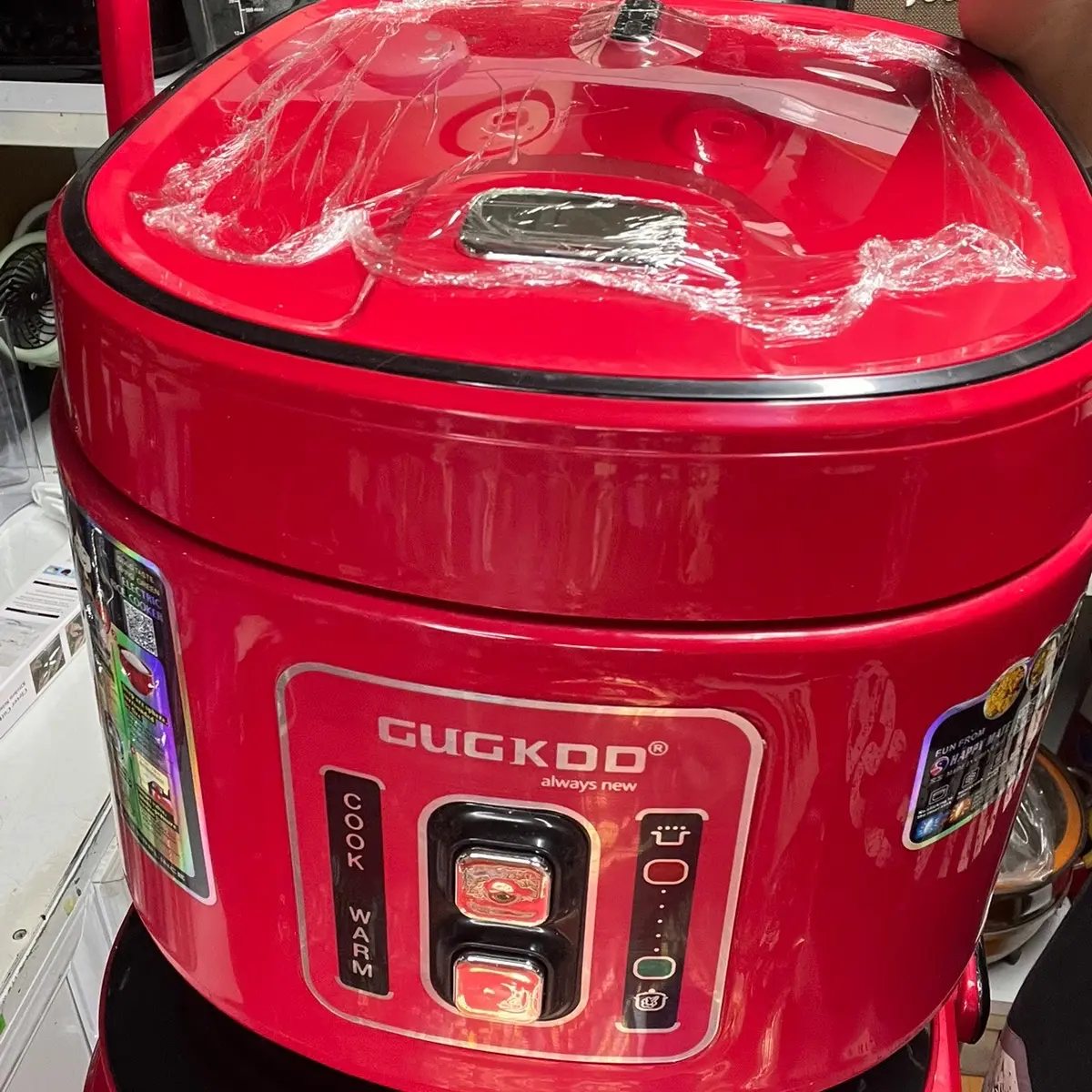 NỒI CƠM ĐIỆN GUGKDD GK- 1807 Dung Tích 1.8 Lít Kèm Giá Hấp, Nấu Khoảng 900g gạo 3-6 Người ăn Bảo Hành 12 tháng  hàng mới 100%. THÔNG TIN SẢN PHẨM: GUGKDD GK- 1807  Dung tích nồi:1.8 Lít  Công suất:700W Lòng nồi phủ chống dính