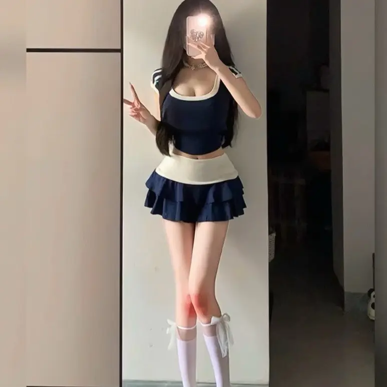 Set váy xanh đen phối trắng nữ trẻ trung, năng động. Vải co giãn tốt, Quần có lót trong.