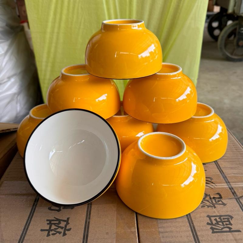 Combo gồm có 20 cái chén sứ vàng trơn viền đen