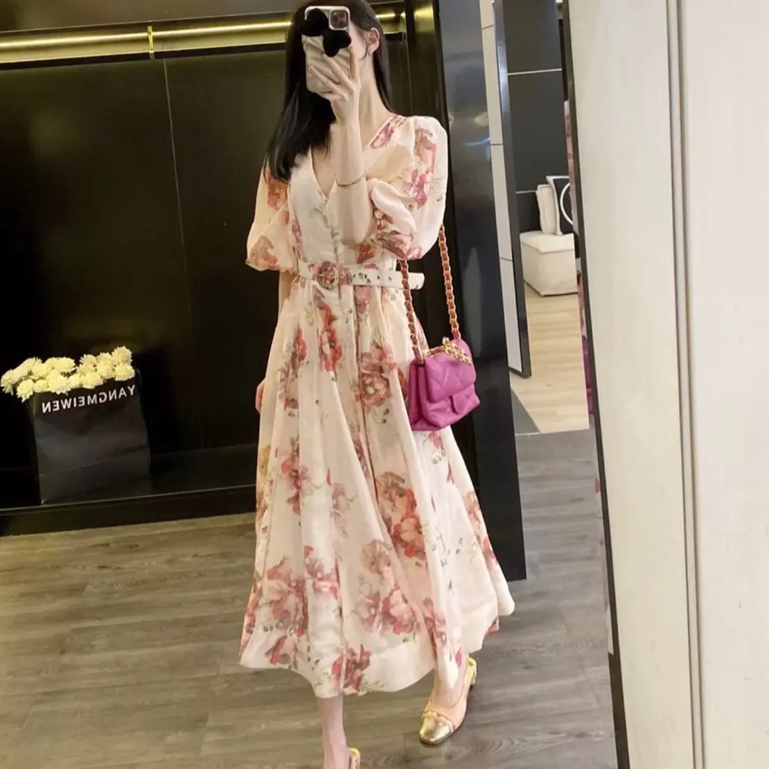 Váy hoa hồng cổ V kèm đai