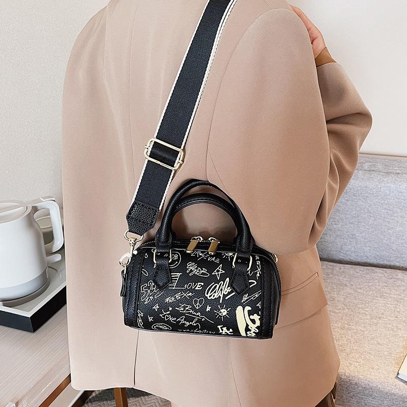 Chila Bag - Terlaris Tas Selempang Wanita Terbaru Lucu Cantik Terlaris Slimbag Tas Cewek Tas lebaran Kulit Hitam 7