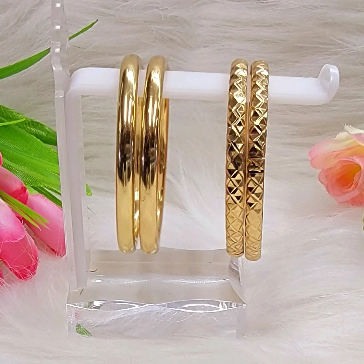 Vòng đồng đỏ khía  và vòng trơn  4 li .có khóa màu vàng miền tây 750