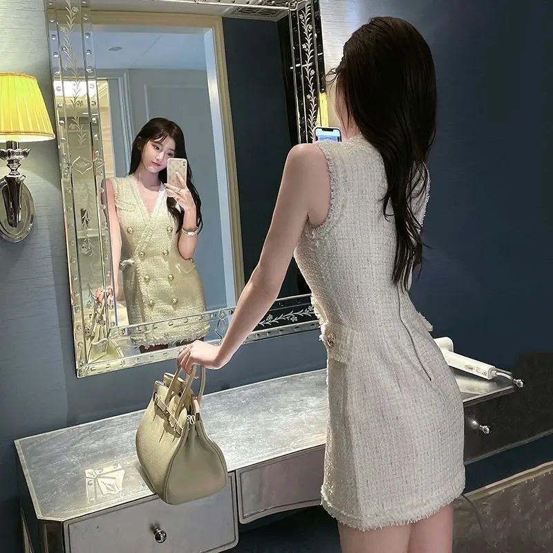【Ready】Gaun berpelukan pinggul slim fit tanpa lengan V-neck putih gaya harum kecil gaya baru untuk selebriti internet wanita Casual Dress Panjang Pendek Linen Retro Hitam 4