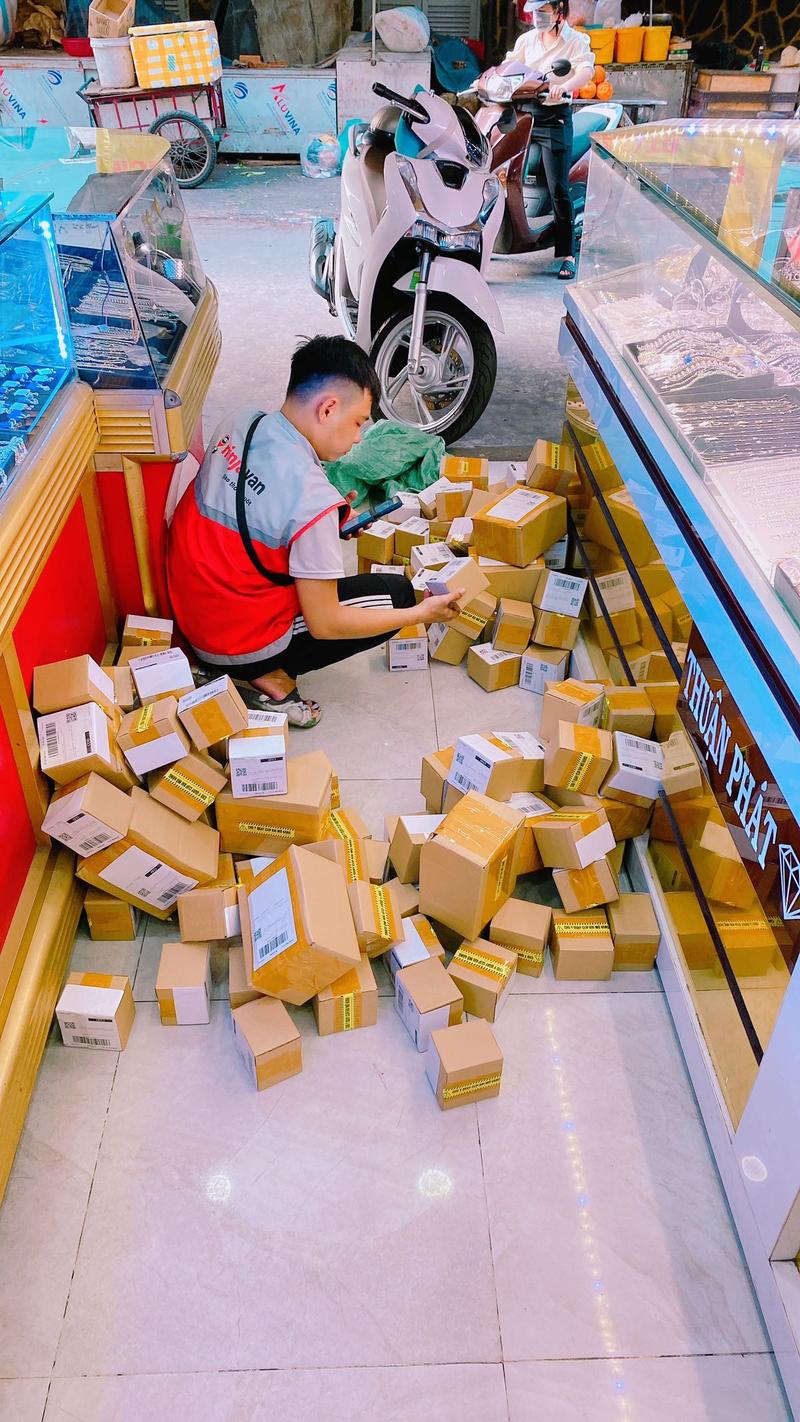 Product Introduction of Phụ Kiện Bông Tai Khuyên Tai Nữ B01029 Chui Đẩy Tòn Ten Viên Emerald Màu Trắng Đeo Tai Sang Trọng Trang Sức Bạc Ý Xi Bạch Kim - Bạc Thuận Phát 3