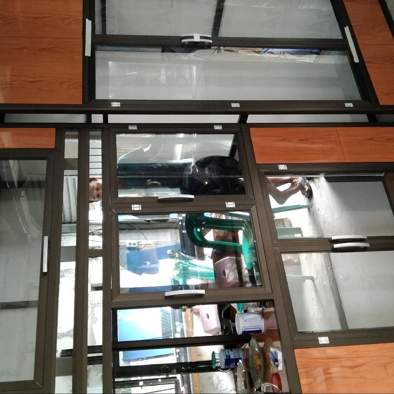 etalase / lemari / partisi pengisian depot air minum isi ulang 1