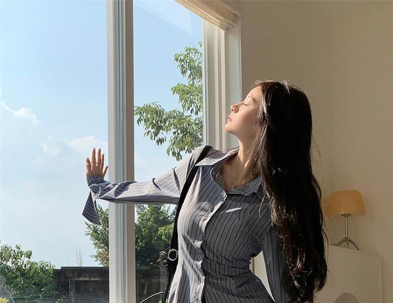 Product Introduction of Áo Khoác Sơ Mi Dài Tay Sọc Xanh, Phong Cách Cô Gái Nóng Bỏng, Thiết Kế Cao Cấp, Thích Hợp Cho Mùa Xuân Và Mùa Thu Của Phụ Nữ, Ôm Sát Eo, Dễ Thương Và Gợi Cảm, Áo, Dành Cho Nữ, Năm 2025 4