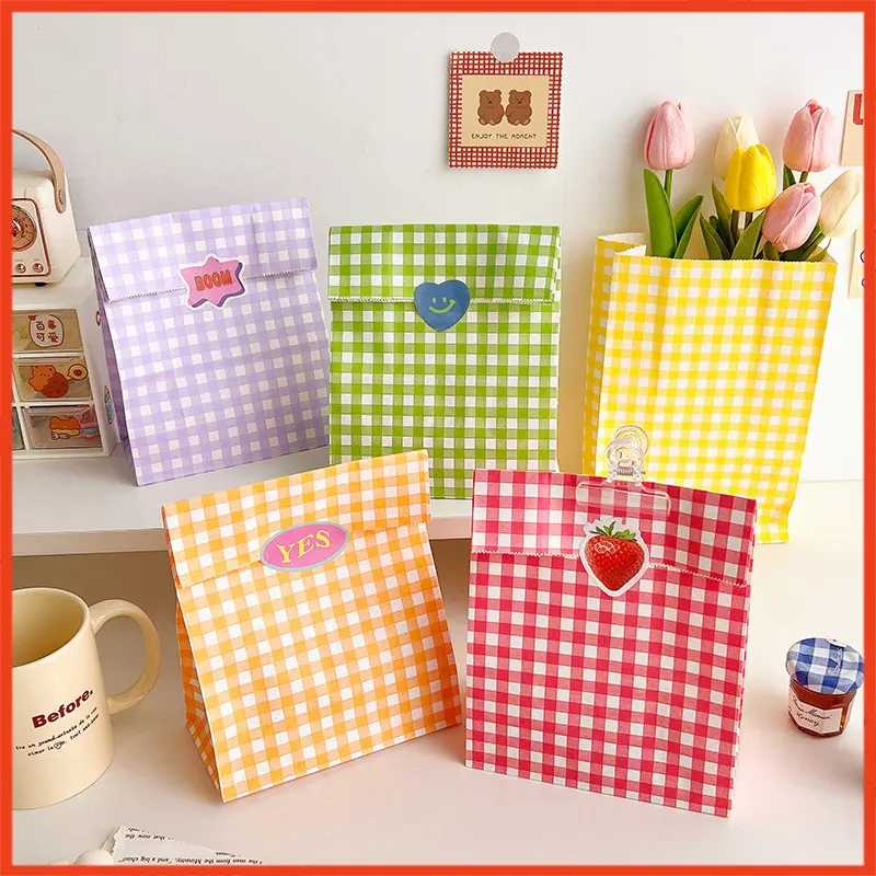 Túi Giấy Đựng Quà Hoạ Tiết Caro Tặng Kèm Sticker Dán, Túi Giấy Gói Quà Size Lớn Thiết Kế Đơn Giản Nhiều Mẫu Mã Lựa Chọn