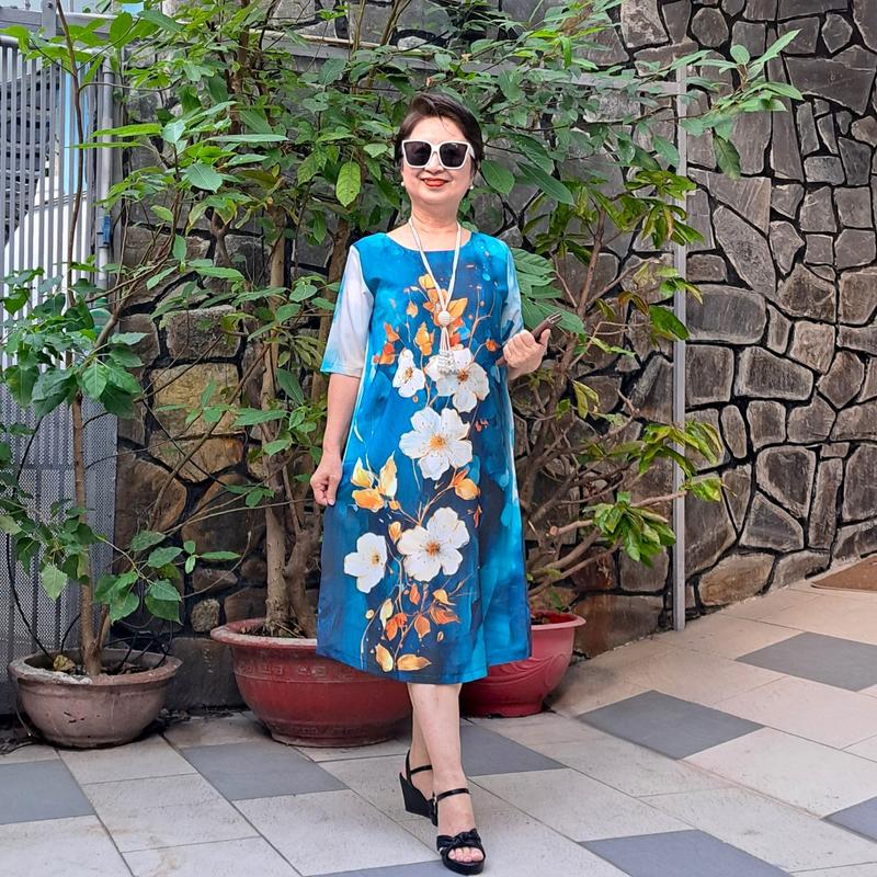 Product Introduction of Váy Đầm Trung Niên Dáng Suông A Che Bụng - Vải Lụa Thạch Anh Sang Trọng, Mềm Dịu, Mặc Mát, 2 Túi, Dây Kéo Tốt, Size từ 48kg đến 90kg. Nữ Women Voi Dress 38